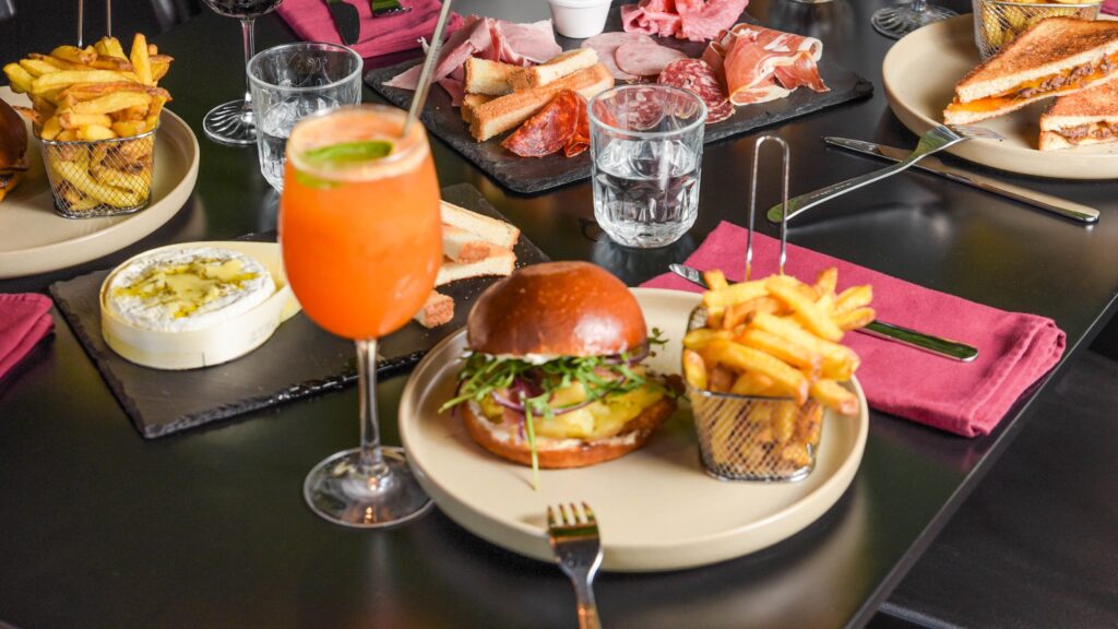 découvrez notre sélection des meilleurs restaurants halal à melun. savourez des plats délicieux et variés dans des établissements prisés pour leur ambiance conviviale et leur cuisine authentique. que vous recherchiez une expérience culinaire raffinée ou un rapide repas à emporter, melun a tout ce qu'il vous faut !