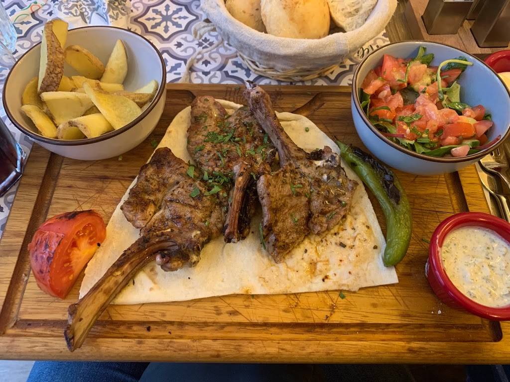 découvrez les meilleurs restaurants halal des champs-élysées, offrant une expérience culinaire exceptionnelle. savourez des plats raffinés dans un cadre élégant et profitez d'une diversité de saveurs tout en respectant vos convictions. que ce soit pour un repas en famille ou un dîner romantique, trouvez le restaurant halal idéal au cœur de paris.