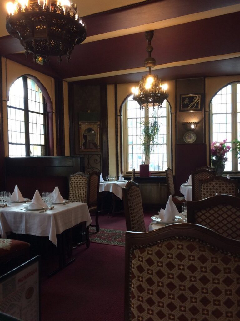 découvrez notre sélection des meilleurs restaurants halal à étampes, où savourez une cuisine savoureuse et authentique. que vous soyez en quête d'une expérience gourmande ou d'un repas convivial, retrouvez les adresses incontournables qui raviront vos papilles.