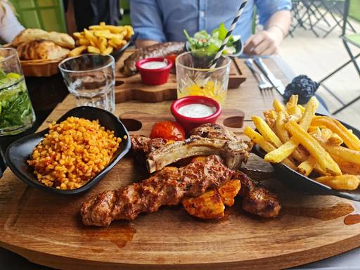 découvrez notre sélection des meilleurs restaurants halal turcs, où tradition et saveurs authentiques se rencontrent. savourez des plats succulents préparés avec des ingrédients de qualité, dans une ambiance conviviale et chaleureuse. que vous soyez amateur de kebabs, de mezzés ou de douceurs turques, trouvez l'adresse idéale pour un repas inoubliable.