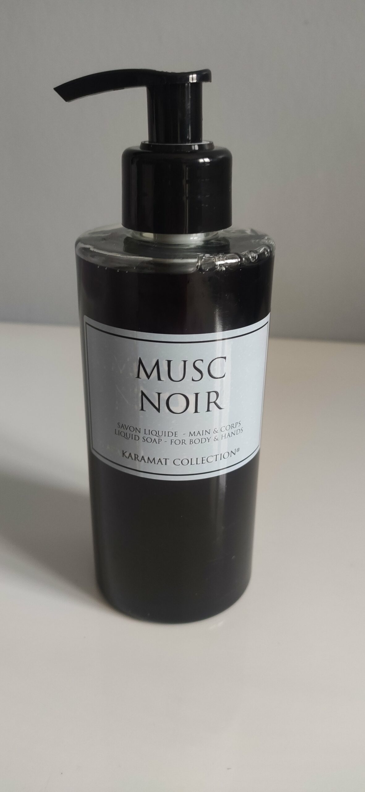 découvrez le musc noir roqya 2025, une fragrance envoûtante et mystérieuse qui allie élégance et sensualité. idéal pour toutes les occasions, ce parfum captivant vous transporte dans un univers olfactif unique. laissez-vous séduire par ses notes profondes et charnelles.