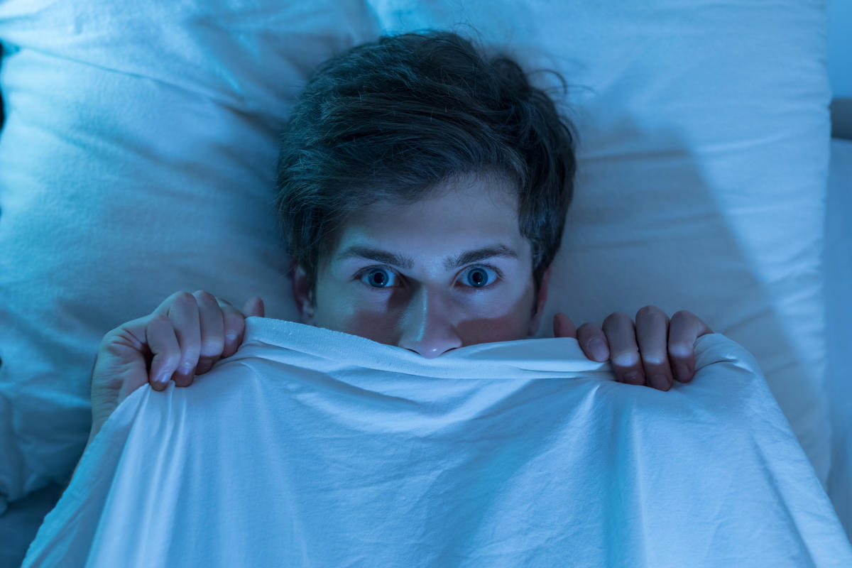 découvrez la paralysie du sommeil, un phénomène étrange qui touche de nombreuses personnes. apprenez-en plus sur ses causes, ses symptômes et des conseils pour en atténuer les effets. explorez les solutions pour mieux vivre cette expérience nocturne et retrouver un sommeil paisible.