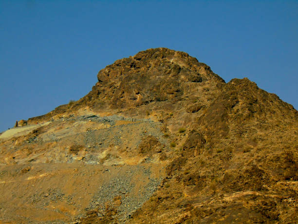découvrez la grotte de hira, un site emblématique situé près de la mecque, riche en histoire et en spiritualité. explorez ses formations géologiques impressionnantes et plongez dans un lieu sacré, témoin de révélations importantes. une expérience inoubliable pour les amateurs de patrimoine et de nature.