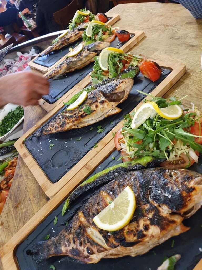découvrez les meilleurs restaurants halal à livry-gargan, où saveurs authentiques et plats savoureux se rencontrent pour vous offrir une expérience culinaire inoubliable. que vous soyez amateur de spécialités orientales ou de cuisine fusion, trouvez votre prochain repas délicieux près de chez vous.