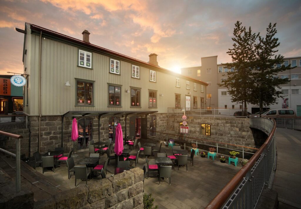 découvrez les meilleurs restaurants halal à reykjavik pour savourer une délicieuse cuisine tout en respectant vos choix alimentaires. explorez une sélection variée de plats traditionnels et modernes dans la capitale islandaise.