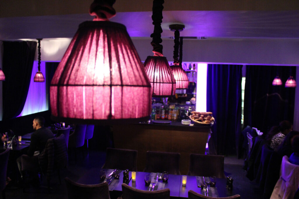 découvrez notre sélection de restaurants halal pas cher situés sur les célèbres champs-élysées. profitez d'une cuisine savoureuse dans un cadre exceptionnel sans vous ruiner. idéal pour les gourmets en quête de délicieuses expériences culinaires à deux pas de l'avenue la plus emblématique de paris.