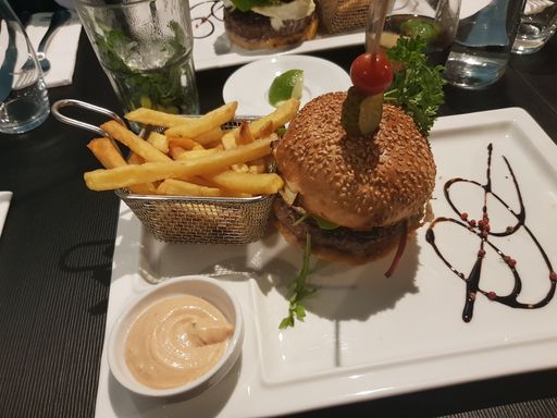 découvrez les meilleurs restaurants halal de luxe offrant une expérience gastronomique exceptionnelle. savourez des plats raffinés préparés avec des ingrédients de qualité dans un cadre élégant et chaleureux.
