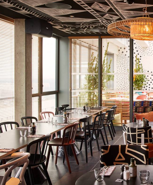 découvrez les meilleurs restaurants halal à la défense, un lieu où gastronomie et diversité se rencontrent. savourez une cuisine raffinée et authentique dans un cadre accueillant. que vous ayez envie de plats traditionnels ou de nouvelles saveurs, nos sélections vous garantissent une expérience culinaire inoubliable.
