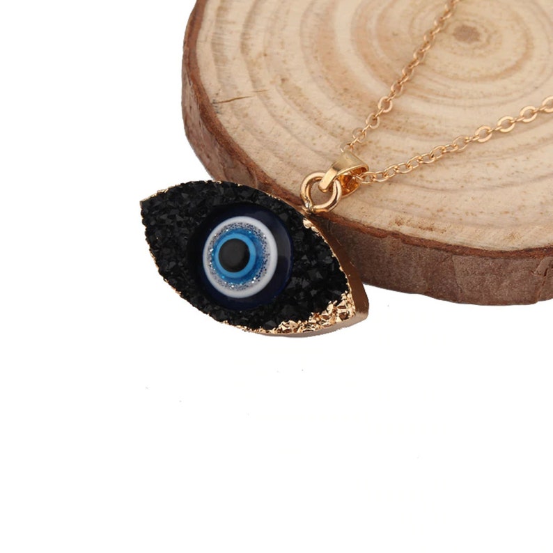 découvrez le pouvoir du zikr pour vous protéger du mauvais œil. apprenez des techniques spirituelles efficaces pour renforcer votre aura et éloigner les énergies négatives. protégez-vous avec des pratiques ancestrales et vivez en harmonie.