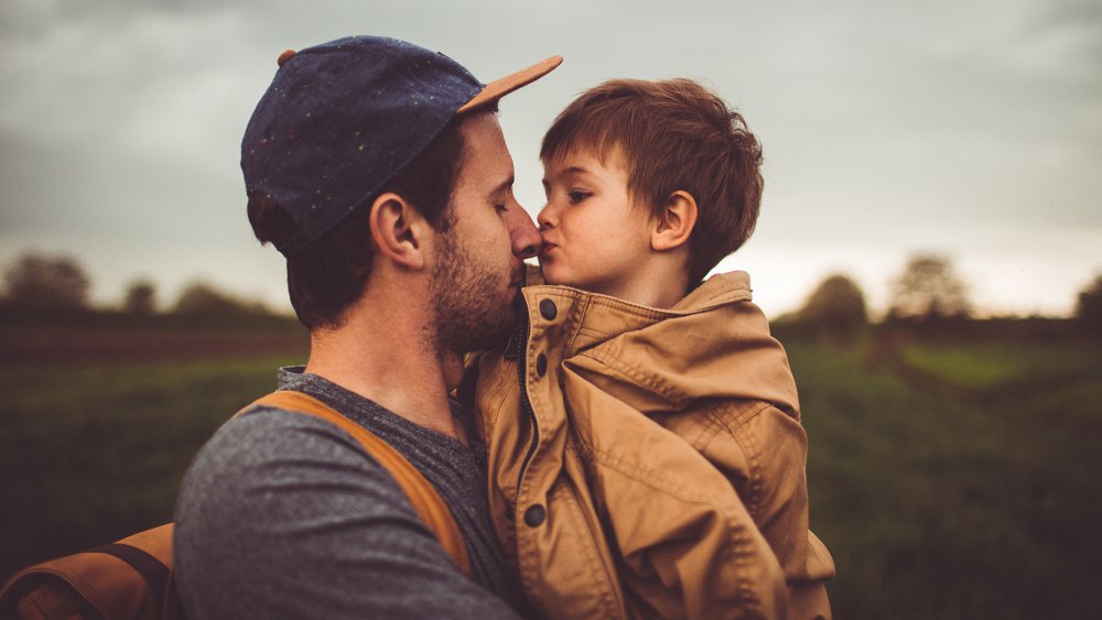 découvrez l'origine et la signification du mot 'papa' en arabe, une exploration fascinante des termes affectueux et des liens familiaux à travers la langue arabophone.