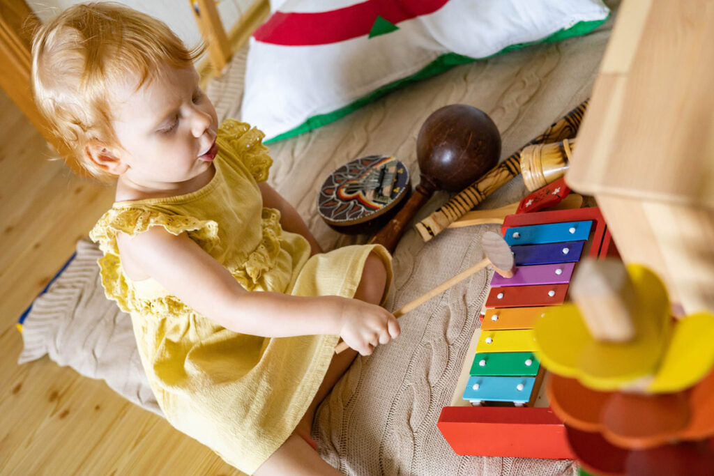 découvrez l'éveil musical pour bébé : des activités ludiques et adaptées pour initier votre enfant à la musique, stimuler ses sens et favoriser son développement dès le plus jeune âge.