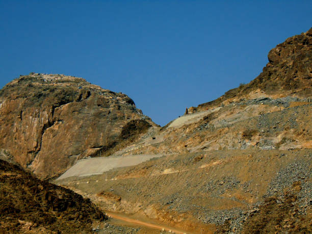découvrez la grotte de hira, lieu emblématique situé près de la mecque, où le prophète mahomet aurait reçu ses premières révélations. un site spirituel chargé d'histoire, prisé des pèlerins et voyageurs.