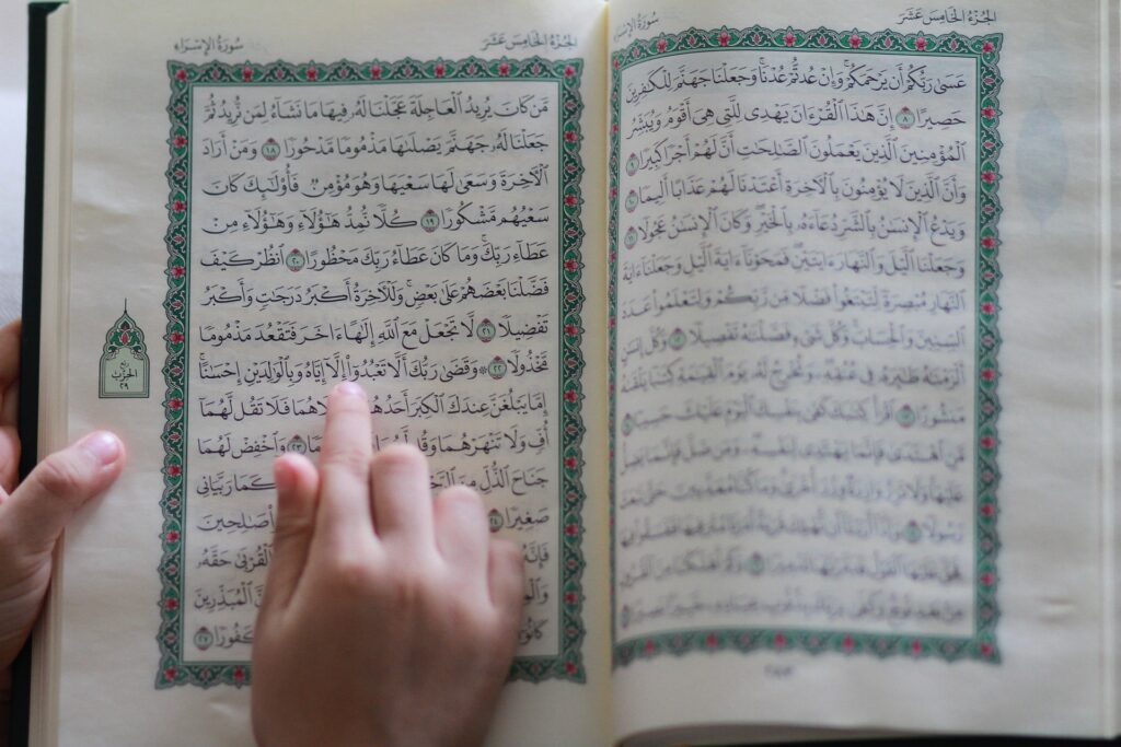 découvrez l'importance du coran, livre sacré de l'islam, ses enseignements spirituels et son impact sur la vie des musulmans à travers le monde.