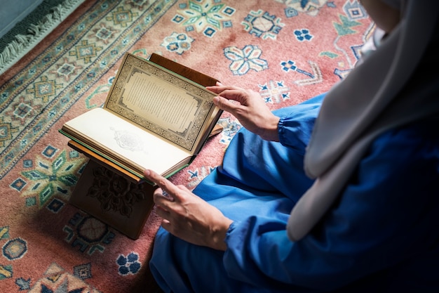 découvrez quelles sont les conditions à respecter pour la lecture du coran par une femme : état de pureté, contexte et recommandations religieuses selon la tradition islamique.