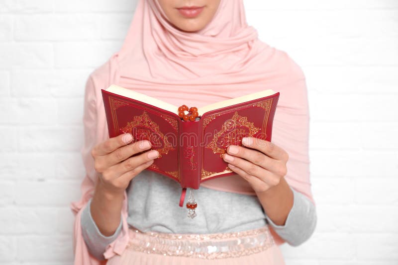 découvrez les conditions à respecter pour la lecture du coran par une femme : état de pureté, respect des rites et conseils pratiques selon la tradition islamique.