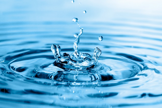 découvrez comment l'eau coranisée peut être utilisée comme remède spirituel contre le mauvais œil, ses bienfaits, son mode de préparation et son utilisation selon la tradition islamique.