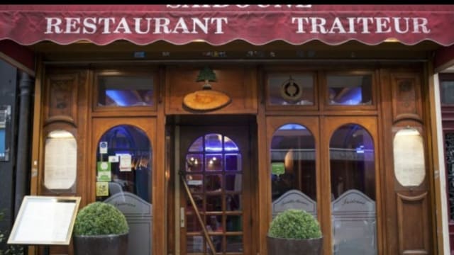 découvrez les meilleurs restaurants halal du 17e arrondissement de paris : adresses authentiques, cuisine savoureuse et ambiance conviviale pour des moments gourmands entre amis ou en famille.