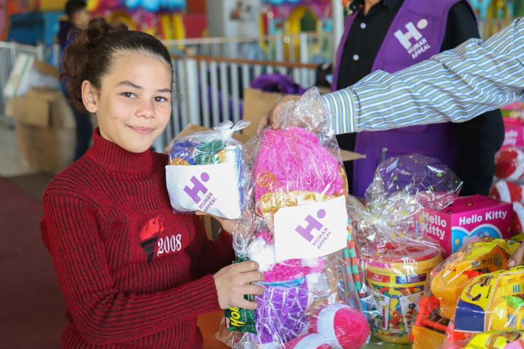 Photo d une enfant recevant un cadeau de Human Appeal