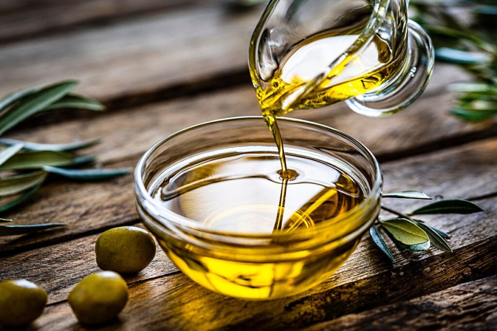 découvrez l'association entre l'huile d'olive et le mauvais œil : traditions, croyances et astuces pour se protéger efficacement.