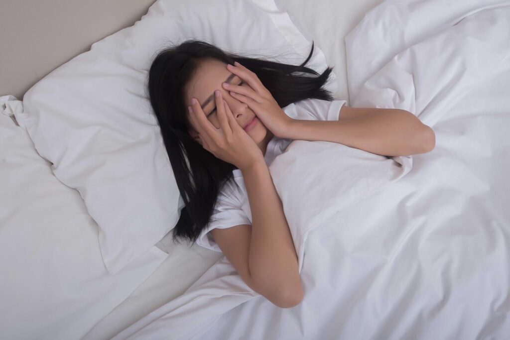découvrez les causes de la paralysie du sommeil et son lien avec les djinns, ainsi que des solutions efficaces pour mieux gérer ce phénomène.