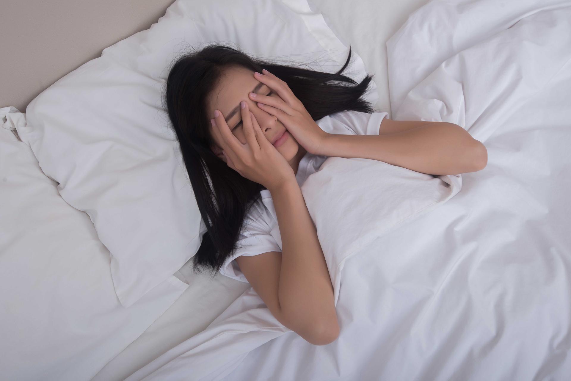 découvrez les causes de la paralysie du sommeil et son lien avec les djinns, ainsi que des solutions efficaces pour mieux gérer ce phénomène.