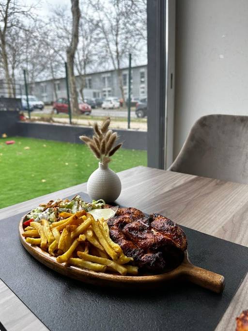 découvrez les 3 meilleures applications pour trouver facilement des restaurants halal près de chez vous et profiter de repas savoureux et conformes à vos attentes.