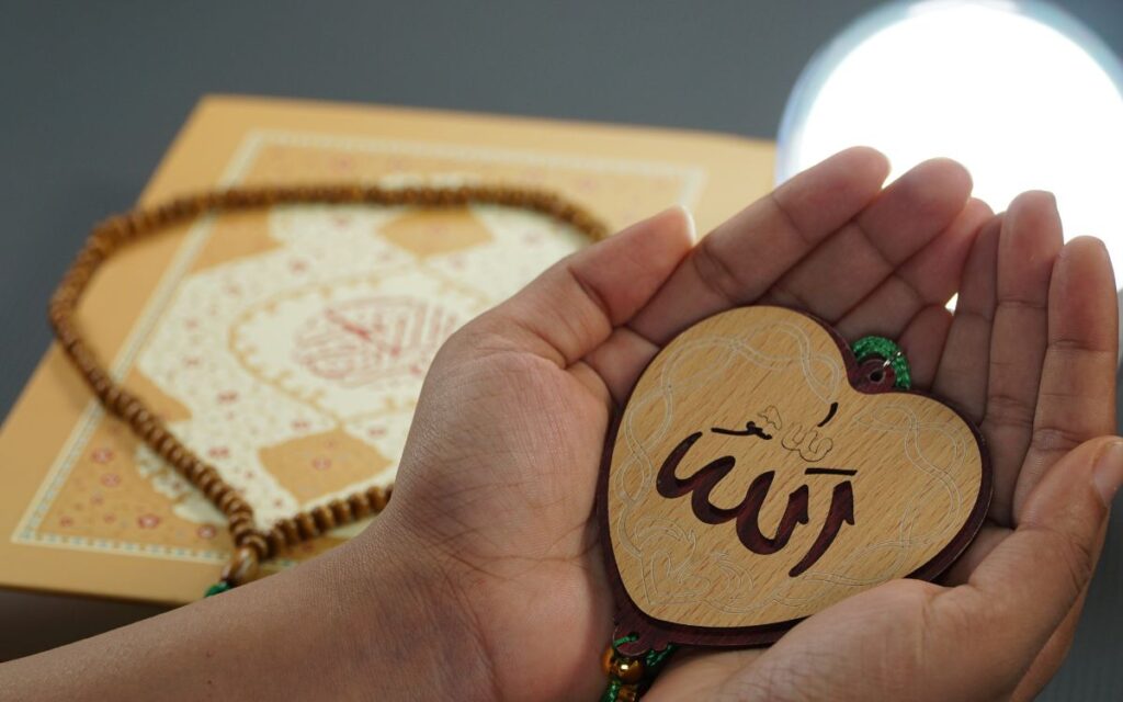 découvrez la signification et les réponses appropriées à l'expression 'allah y barek', utilisée pour transmettre des bénédictions et des vœux de bonheur en arabe.