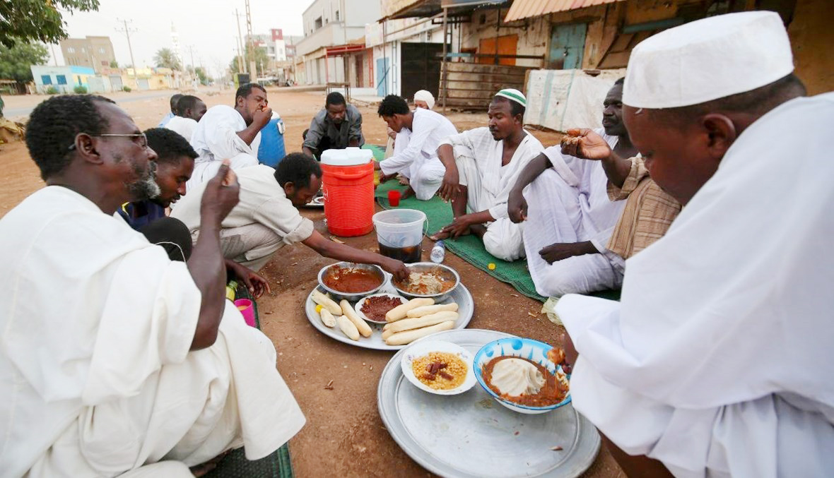 découvrez les enseignements des hadiths concernant l'alimentation et les conseils pour une alimentation saine selon la tradition islamique.