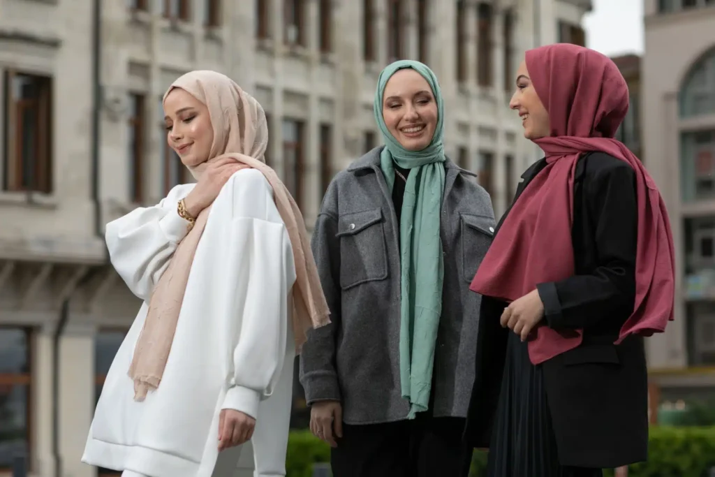 découvrez l'importance culturelle du hijab, symbole d'identité, de foi et de tradition à travers différentes sociétés.