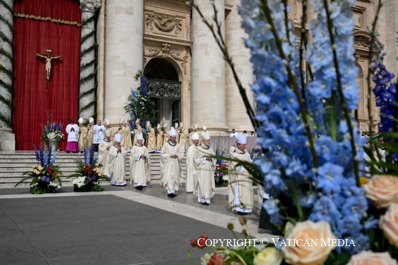 découvrez les traditions du jour de la résurrection en 2025, entre célébrations religieuses et coutumes populaires qui marquent cette fête importante.
