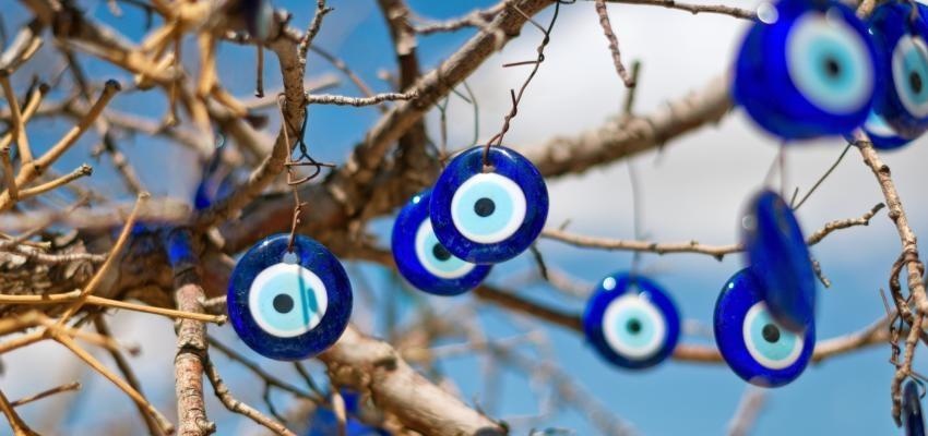 découvrez les versets du coran et les enseignements pour se protéger contre le mauvais œil, une protection spirituelle essentielle dans la tradition islamique.